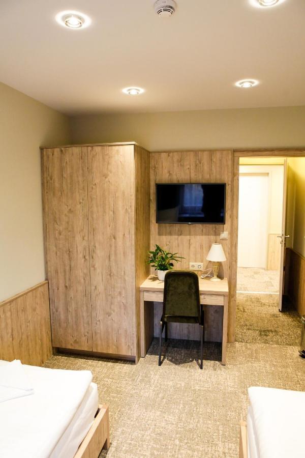 Hunor Hotel Es Etterem Vasarosnameny Ngoại thất bức ảnh