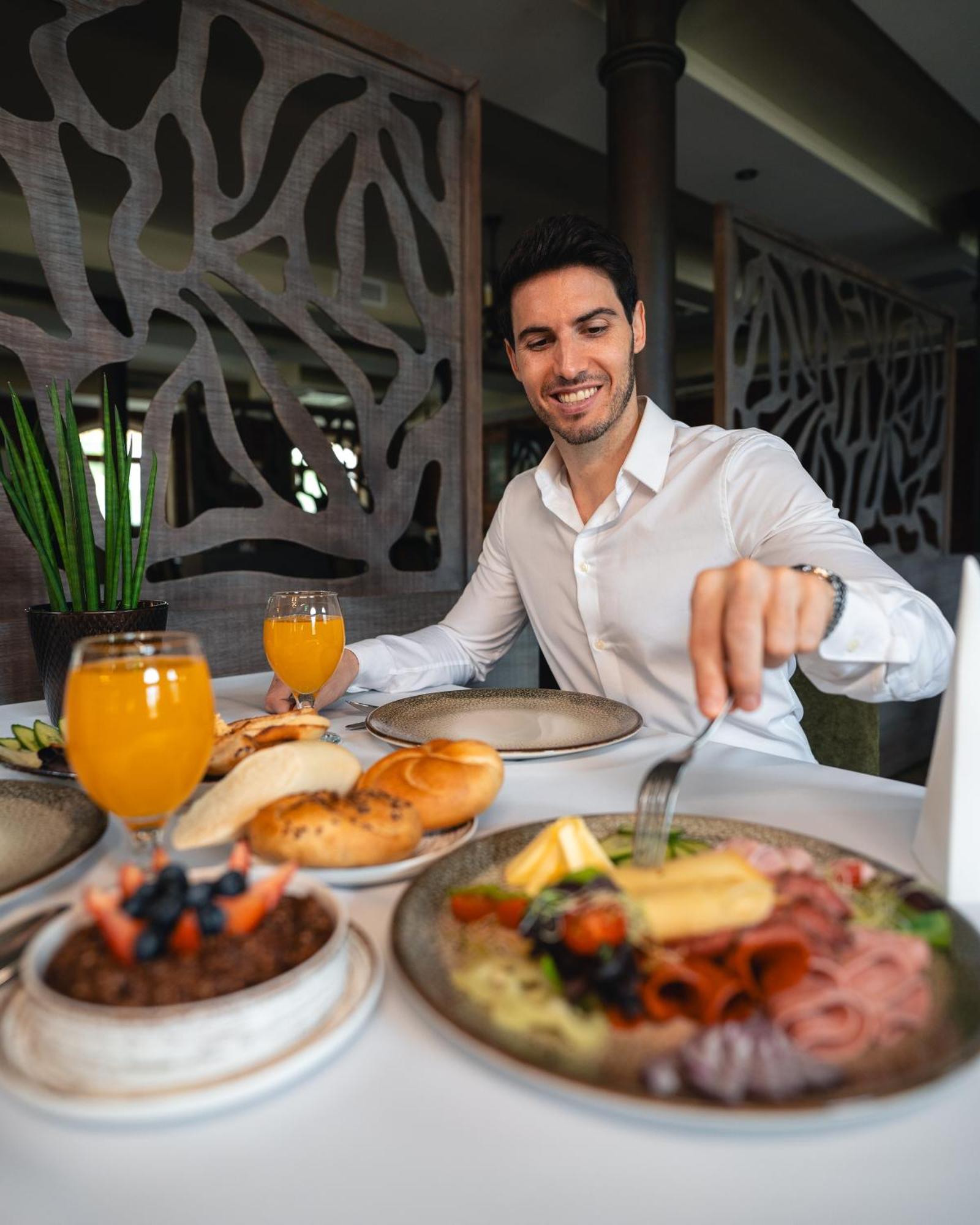 Hunor Hotel Es Etterem Vasarosnameny Ngoại thất bức ảnh