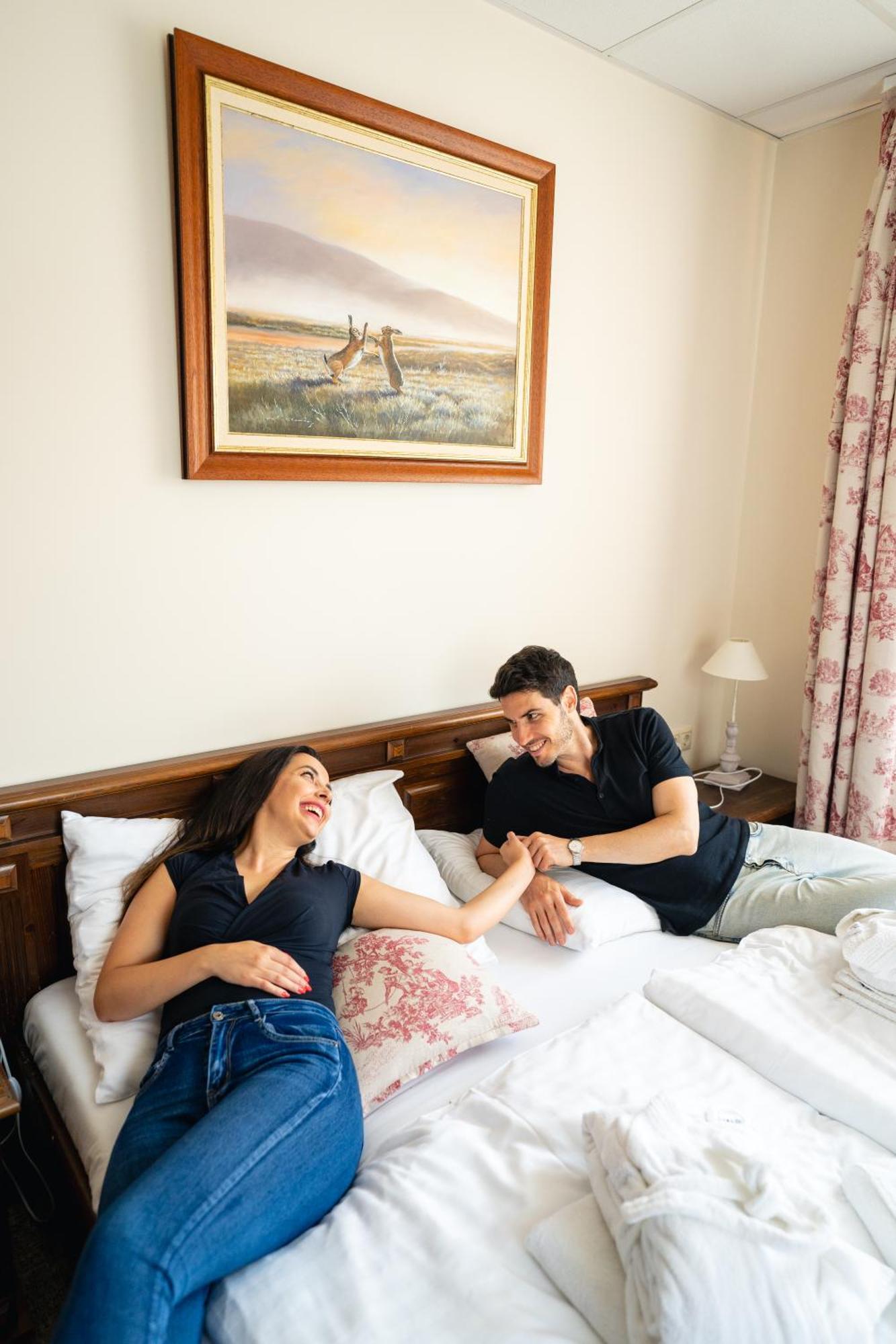Hunor Hotel Es Etterem Vasarosnameny Ngoại thất bức ảnh