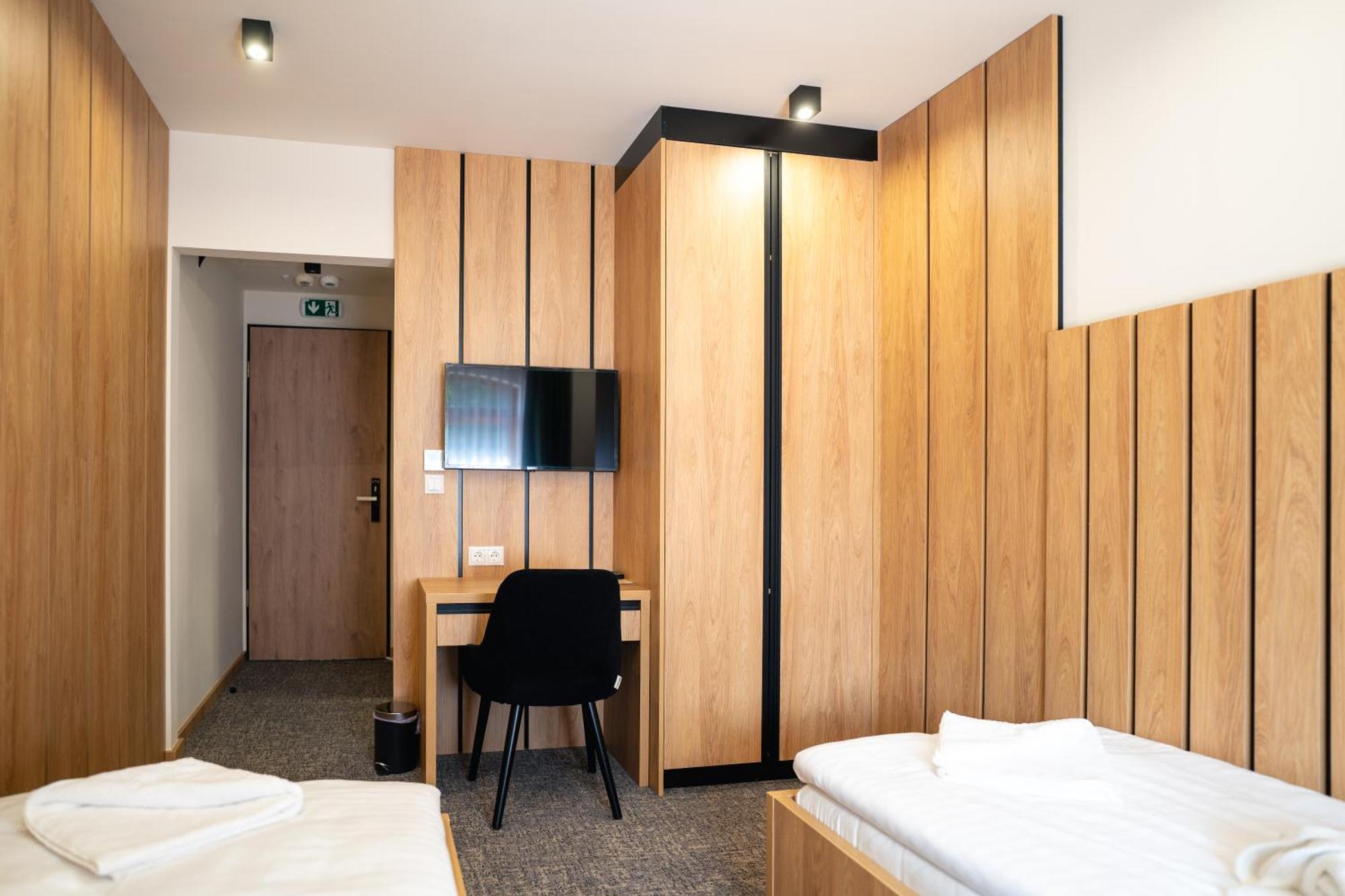 Hunor Hotel Es Etterem Vasarosnameny Ngoại thất bức ảnh