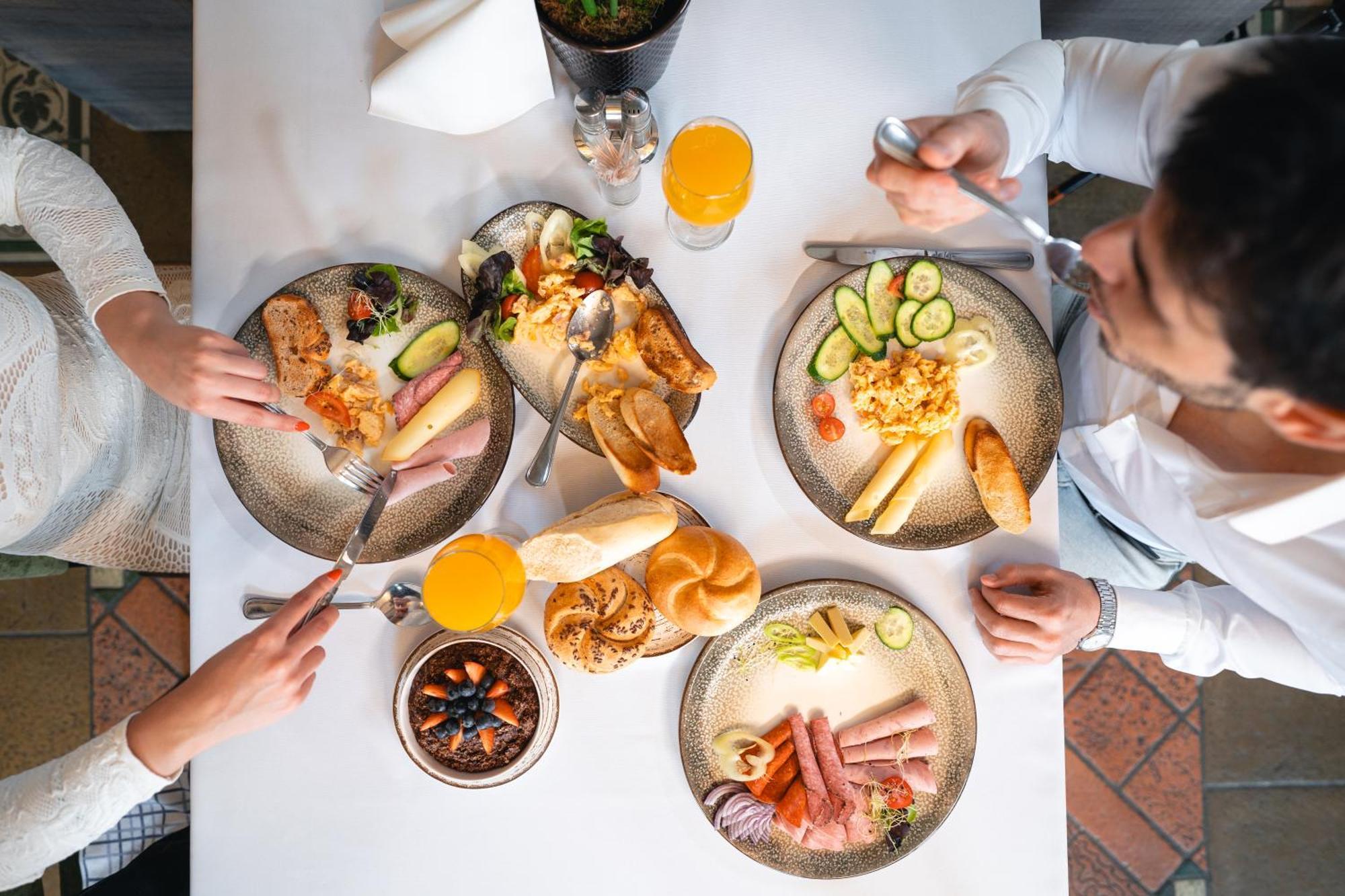 Hunor Hotel Es Etterem Vasarosnameny Ngoại thất bức ảnh
