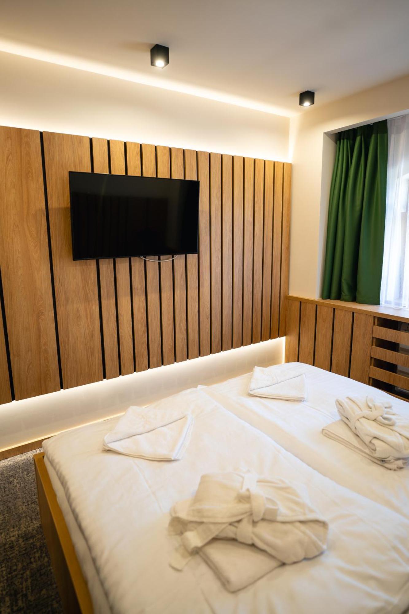 Hunor Hotel Es Etterem Vasarosnameny Ngoại thất bức ảnh