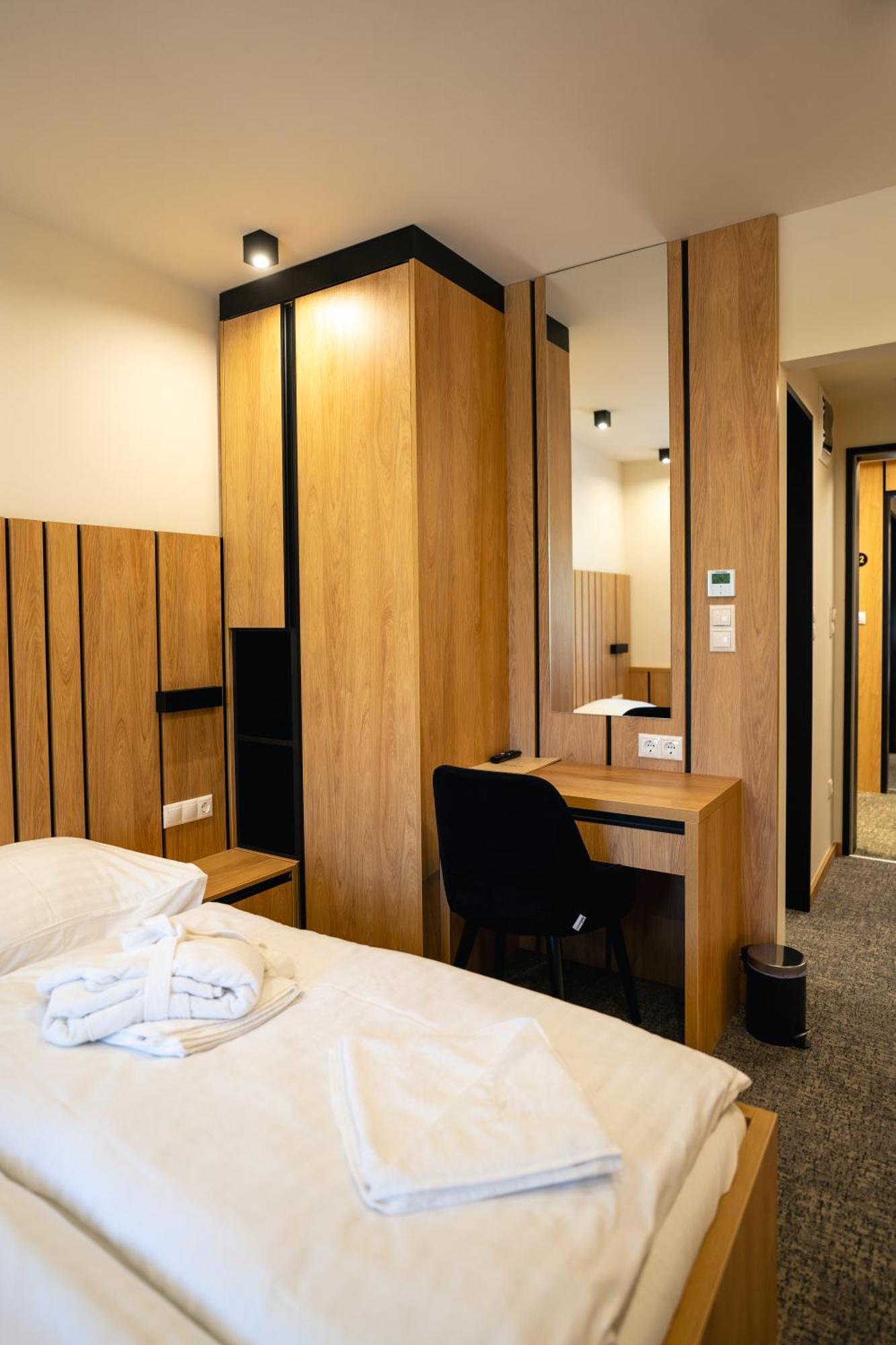 Hunor Hotel Es Etterem Vasarosnameny Ngoại thất bức ảnh