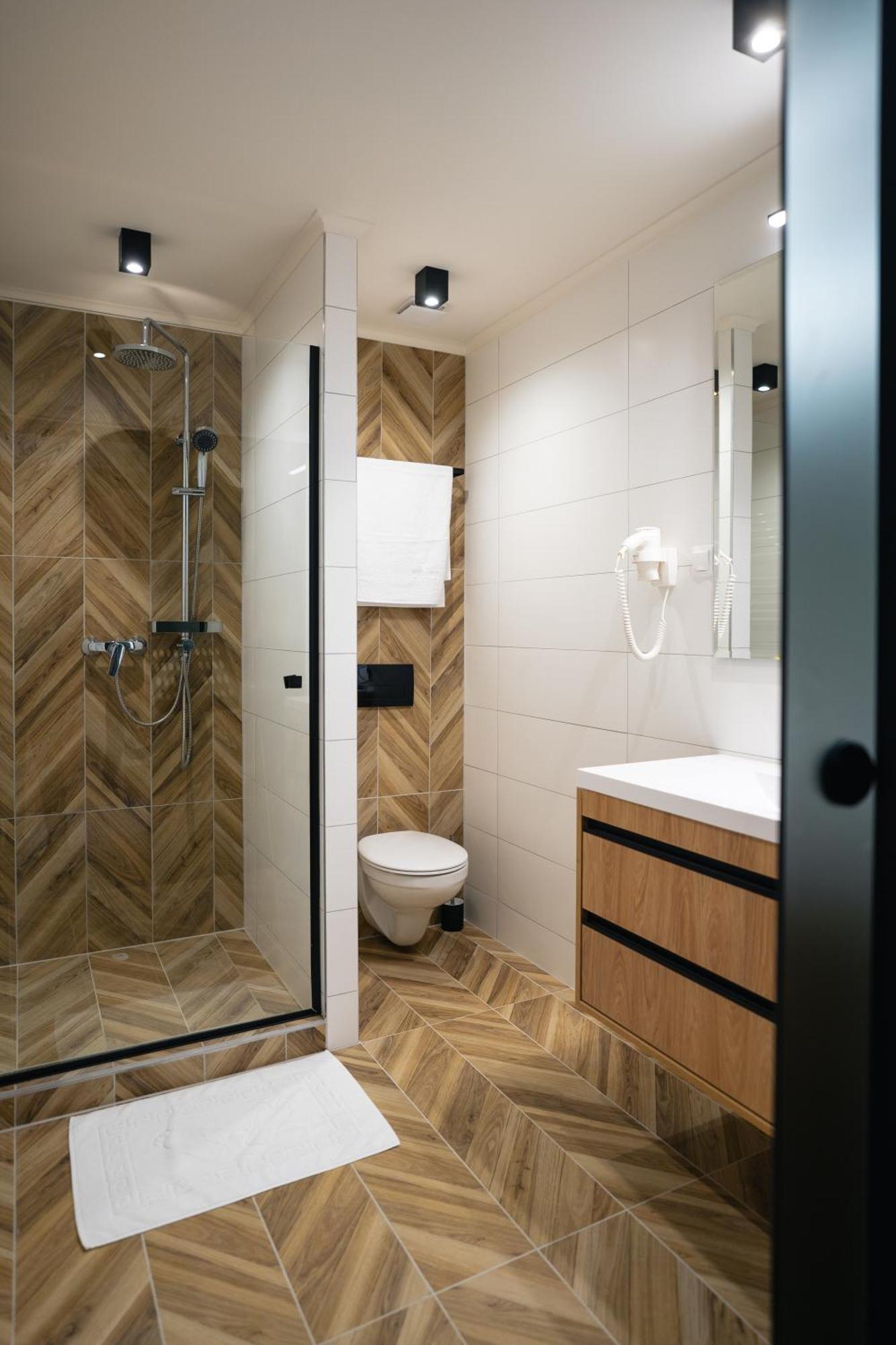Hunor Hotel Es Etterem Vasarosnameny Ngoại thất bức ảnh