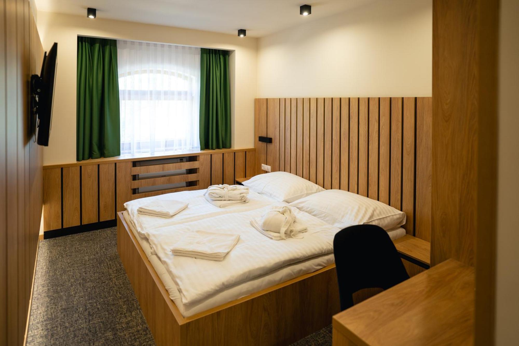 Hunor Hotel Es Etterem Vasarosnameny Ngoại thất bức ảnh