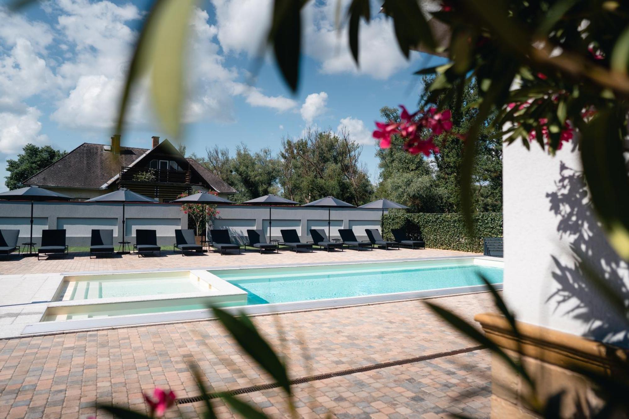 Hunor Hotel Es Etterem Vasarosnameny Ngoại thất bức ảnh