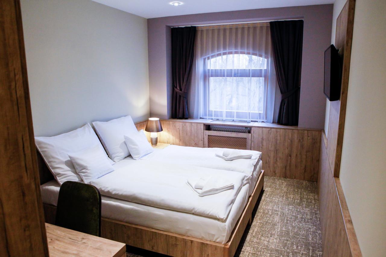 Hunor Hotel Es Etterem Vasarosnameny Ngoại thất bức ảnh