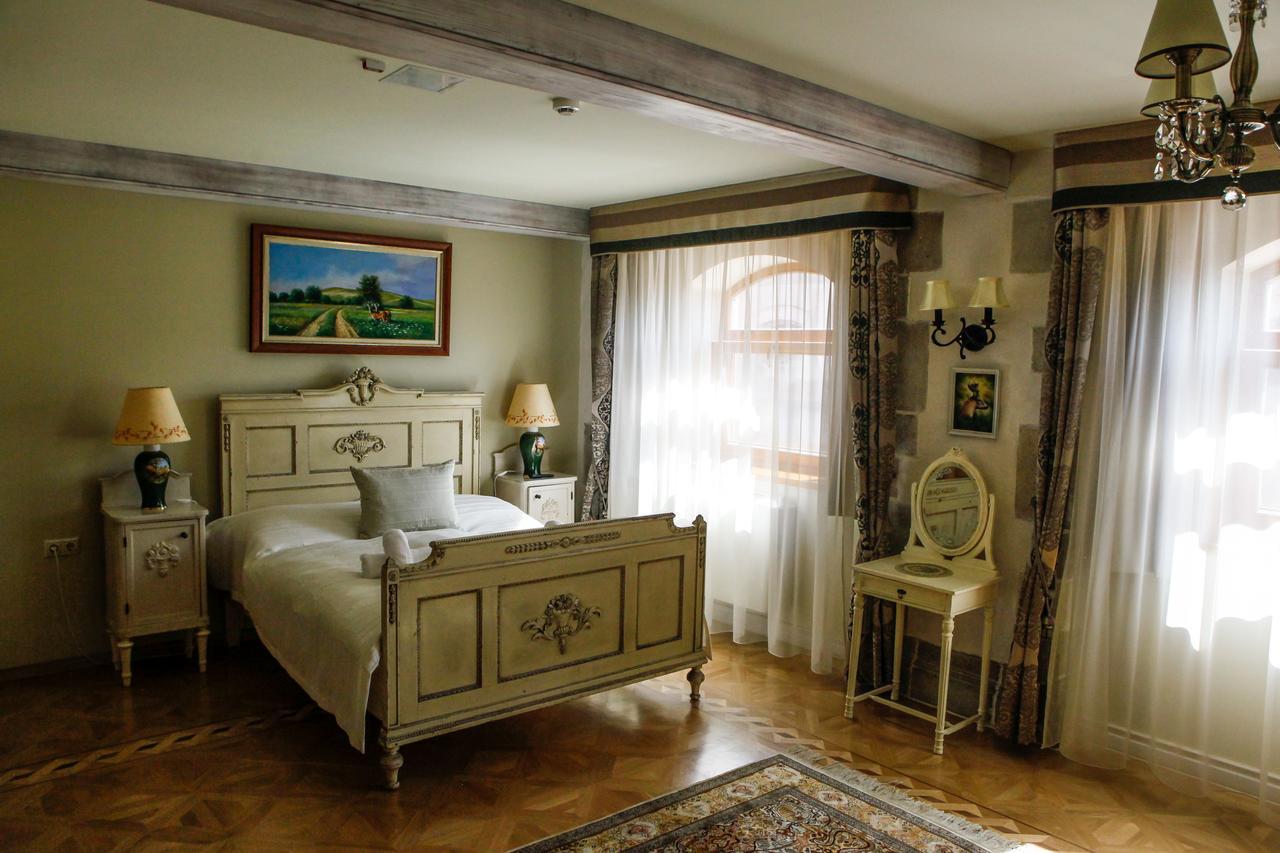 Hunor Hotel Es Etterem Vasarosnameny Ngoại thất bức ảnh